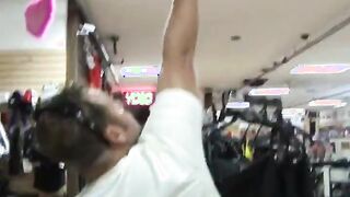 Chico no esperaba follar en la tienda con una MILF