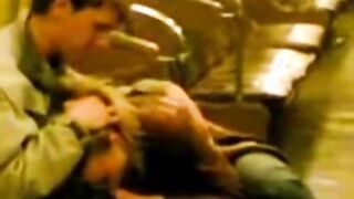 La chica le chupó la polla a su compañero de viaje en el metro