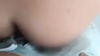 El chico se folla a la chica y se corre desde el balcón