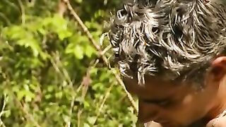 El tío se folla a un soldado de grandes tetas en el bosque