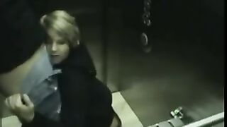 Gran polla entró en la boca de la chica con dificultad en el ascensor