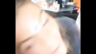 La chica rápidamente le chupa la polla a un extraño en un café