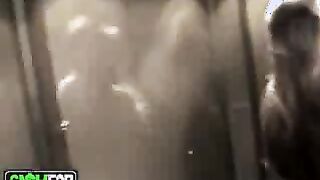 Después de follar en la entrada, el tío desgarró la novilla en su casa