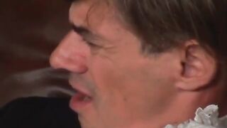 Un semental calvo se folla a una novia puta sobre el cuerpo de un novio atado