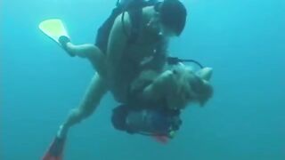La chica chupa una polla larga de un buzo bajo el agua