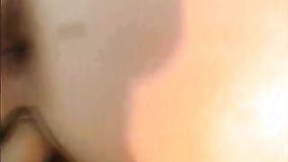 Tio folla con una chica en la playa