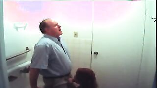 Secretaria chupa la polla de Mikhal Ivanych en el baño con cámara oculta