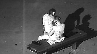 El chico fríe a su novia en un banco de un parque desierto y no sabe que están siendo filmados