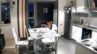 Vecina se folla a rubia mientras está de pie en la cocina sin saber de la cámara oculta