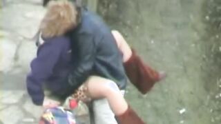 La pareja se enganchó rápidamente en la calle debajo de las ventanas del decano