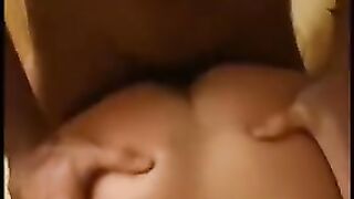 El administrador de la casa de baños espía el sexo de dos chicas y un chico en la sala de vapor