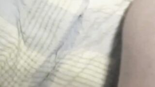 El chico le pajea el coño a su novia con un consolador y se la folla