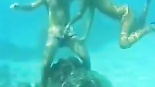 Buzos follan bajo el agua en la laguna de la isla de coral