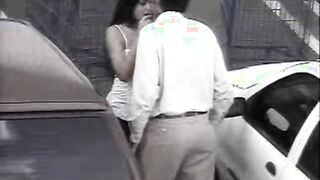 Chica chupa la polla de un chico en el estacionamiento del supermercado