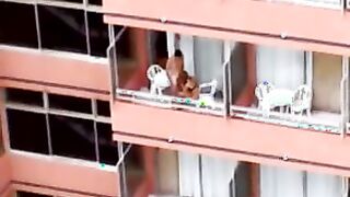 Chica sin bragas chupa polla en el balcón