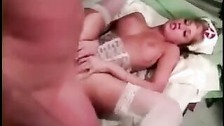 Regresó del ejército y se folló duro a una enfermera sexy