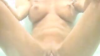 Chica se masturba el coño en el baño bajo el agua