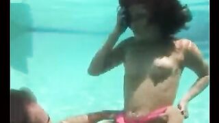 La pareja organizó una follada bajo el agua en la piscina de la casa