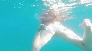 Perra pelirroja se masturba maravillosamente en el océano azul