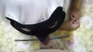 Chica fetiche bronceada con un hermoso culo le encanta follar con una máscara