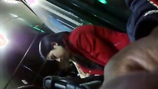 El chico se masturba la polla delante de una joven morena en el circo