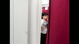 El tipo le pajea a un extraño en un probador de segunda mano