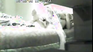 Hijo mira la masturbación de mamá a través de cámara oculta