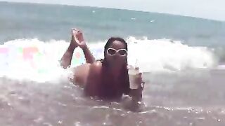 Las olas lavan las tetas desnudas de Rimma Penjieva en la playa