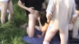 Seis tíos le vendaron los ojos a una perra y les dieron de comer esperma