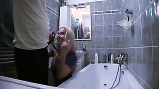 Rubia se folla a un fontanero por dinero