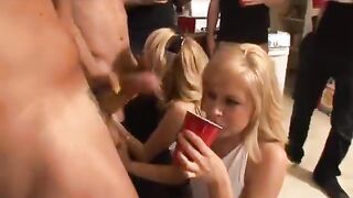 Los estudiantes provocan sexo en grupo en un círculo de amigos en la cocina.