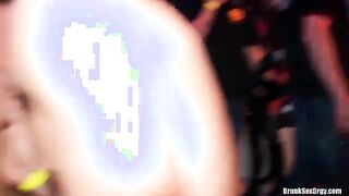 La fiesta en el club terminó con un blowbang