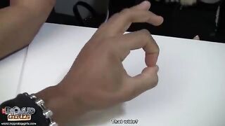 Chicos encendieron a una rubia para un trío en el baño