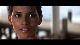 Mulata Halle Berry en traje de baño en la película "Die Another Day"