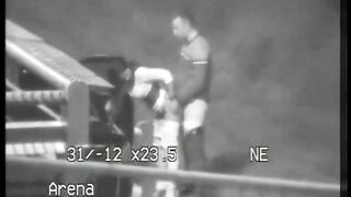 Guardia de seguridad espía a una pareja joven que tiene relaciones sexuales por la noche en la calle