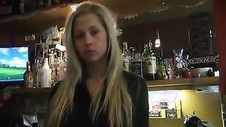 Rubia folla por dinero en el baño con un turista