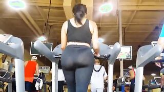 Secretamente dispara a un gran culo del atleta en las leggings en la cinta de correr.