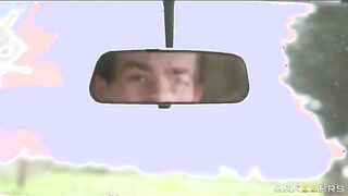 El conductor apretó a la novia en el auto antes del inicio de la boda.