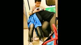 La niña chupa públicamente a un miembro del asiático, escondiéndose debajo de la chaqueta en el metro.