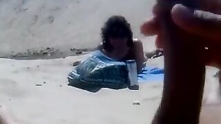 Guy se sacude al miembro públicamente en la playa