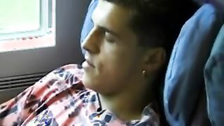 La esposa abrió a su marido con una mamada en un cupé y rebobinado con él en el inodoro del tren.