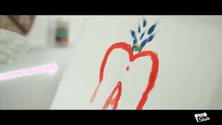 Fortista se folla suavemente en un simple dibujado por el artista.