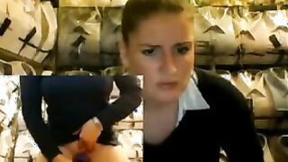 La vendedora se lleva a la masturbación del orgasmo en una webcam en la tienda.