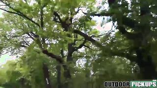 Picaderur limpió y Briser que un hermoso estudiante en el parque.