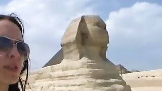 ChuVak vertió el coño un pufero con esperma durante la mierda de vacaciones en Egipto