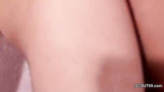 El alumno eliminó la prostituta alemana por su primer sexo.