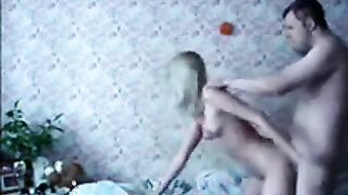 El marido ruso escribió la mierda con su amante en la cámara mientras su esposa estaba en el hospital.