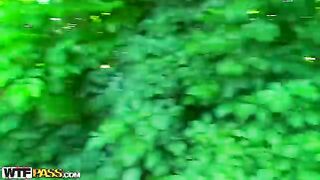 Pikaper comenzó a pintar a la mujer en los arbustos y violó en el coño