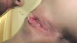 Rubia hace un cunnilingus dexteroso en el baño.