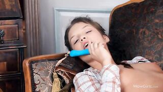 Joven morena toma coño con un vibrador mientras los padres no lo hacen en casa